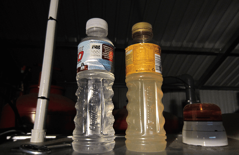 שני בקבוקי מים המציגים את רמת העכירות
